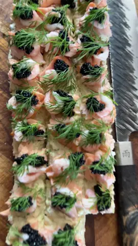 Bjud morsan på något gott till morsdag. Monster-Lax på röken (smörgåstårta canapeer) eller vad man vill kalla det för. Trevlig helg! #draochbadavadgott  #satake #satakeknives #traegergrills #traeger #traegerrecipes #röktlax #smokedsalmon #smörgåstårta #matlagning #matlagningsvideo #morsdag #canapé #lax #laxrecept #middagstips