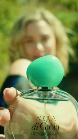 Immersed in an everlasting Italian summer, GEN A talent @Lili Reinhart personifies the intense joy the new ACQUA DI GIOIA EAU DE PARFUM INTENSE elicits, evoking the irresistible optimism of sun-filled Mediterranean days. #Armanibeauty #AcquaDiGioia #Fragrance #SummerFragrance