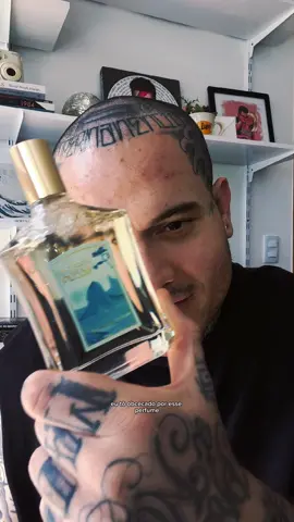 Eau de Toilette Bossa, GRANADO - 100ml  Fixação leve e boa projeção. Gosto de usar durante o dia e principalmente para ir a academia. Tem notas cítricas, florais e o coco faz a diferença.  Refrescante, elegante e confortável 🤌🏼 #granado #perfume 