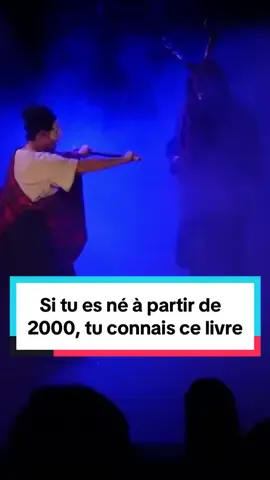⌛Jusqu'au 16 juin au Théâtre Essaïon - Réservations sur essaion-theatre.com Spectacle jeune public, de 5 à 13 ans (durée 1h) Les samedis et dimanches à 16h Les mercredis à 14h20 Relâche le 12 juin Supplémentaire le 20 mai à 16h Merci à Houdia, Maxime, Noémie, Arno, Isabelle et Guy pour leur accueil 🤗 L'histoire de La Rivière à l'envers - Hannah : Pour sauver sa passerine bleue et la mémoire de son père, Hannah va entreprendre la plus grande aventure de sa vie. Sur la Route du Ciel, à travers le Désert, la Forêt de l'Oubli ou encore le village des Parfumeurs, Hannah va parcourir des milliers de kilomètres pour trouver la Rivière Qjar, dont l'eau empêche de mourir. #theatre #jeunesse #larivierealenvers #hannah #tomek #jeanclaudemourlevat #paris #sortiraparis #spectacle #show #college #lecture #livre #behindthescenes #coulisses #BookTok