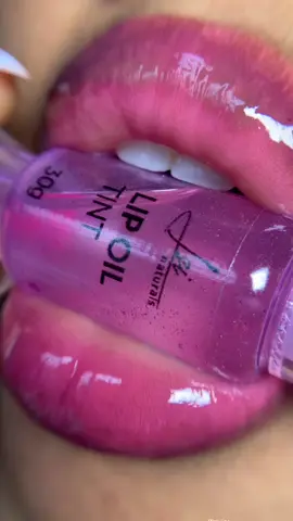 The @isinaturals.ng 𝐋𝐈𝐏 𝐎𝐈𝐋 𝐓𝐈𝐍𝐓 is formulated with nourishing rich oil blend & hyaluronic acid which includes Sqalane oil,grape seed oil ,Fractionated coconut oil,jojoba oil,Argan oil & vitamin E . Non sticky 🌟 Hydrating & moisturizing  High shine ✔️ ————————— Price : N6,000 #isinaturalskincare #lipoils 