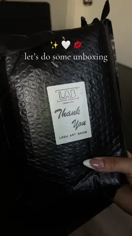 Unboxing happiness, one beauty treasure at a time! 🤍💋✨ #fyp #beauty #unboxing #unboxingasmr #lashes #lashserum #lashartbrow #borboleta #glamologia