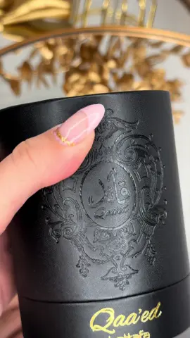 ⚠️ TEMOS DISPONÍVEL  📱(11)97797-9836 Qaa'ed de Lattafa Perfumes é um perfume Âmbar Compartilhável. Qaa'ed foi lançada em 2018. As notas de topo são: Canela, Cardamomo e Bergamota. As notas de coração são: Açafrão, Sândalo, Cedro e Cravo. As notas de fundo são: Agarwood (Oud), Baunilha, Couro e Âmbar. #lattafa#qaaedperfume#perfume 