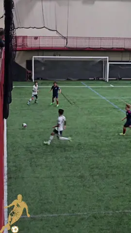 PAO Chicago's #14 does well to bring down a beautiful ball and almost gets the finish, but Chicago Fire Academy's goalkeeper gets fingers to it 🧤 #panathinaikoschicago  #Soccer #fútbol 
