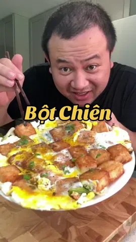 This reminds me of hasbrowns and eggs… except its the Vietnamese version 😆  #vietnamesefood #streetfood #friedfood #crispyricecake #botchien #vietnamesecuisine #EasyRecipe #chefoftiktok #chefqstr #asianfoodlover #streetfoodlover 