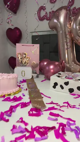 No tengo palabras para explicar lo feliz y amada que me siento, mil gracias mi vida. Pensaste en cada mínimo detalle, te tomaste el tiempo de decorar mi cuarto como tanto quería 😭💗 #parati #cumpleaños #sorpresa 
