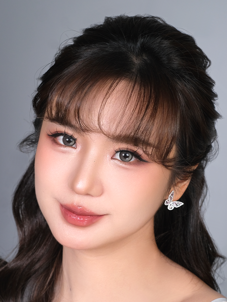 Douyin Makeup GAK SEREM KOK! Kalau tau tekniknya! Buat yang mau wisuda atau special occasion mau pake tema Douyin, harus catet tips & trick ini ya! Semuanya itu tergantung dari tipis tebalnya produk yang kita aplikasiin, dan jumlah produk yang dipakai. Karena faktor utama keliatan serem itu adalah terlalu tebel di bagian eyemakeup dan juga complexionnya, tipis-tipis adalah kunci! #barenbliss #barenblissID #JoyfulCleanBeauty #MyConfidenceZoom #BNB2in1Foundation