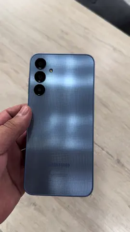 Samsung A25 5G 📲 El Samsung Galaxy A25 5G se renueva con una pantalla Super AMOLED de 6.5 pulgadas a resolución FHD+ y tasa de refresco de 120Hz y un procesador Exynos 1280 con 6GB o 8GB de RAM y hasta 128 GB y 256 GB de almacenamiento interno. La cámara posterior está liderada por un sensor de 50MP con OIS, tiene una batería de 5000 mAh con soporte para carga rápida, tiene lector de huellas lateral, parlantes stereo y corre Android 14. #samsung #samsunga25 #samsunga255g #lejotech 