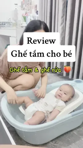 Mấy loại phao, lưới tắm khó vệ sinh thực sự, ko cẩn thận là mốc ngay xong con nằm còn bị võng lưng nữa chứ nên tui vất hết đi rồi. May tìm được cái ghế này, các mom thử đi ạ, tiện cực, con lại thích #mebimsua #landaulamme #embedangyeu #tamchobe #ghetamchobe #ghetamchongtruot #reviewmebe 