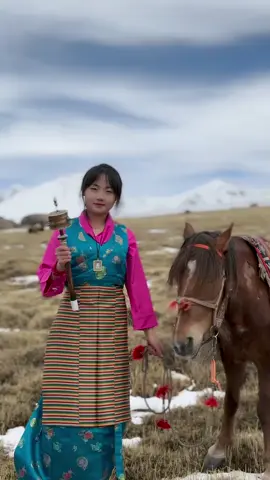 Beautiful Tibetan girl. 如果有机会我们这里的藏族姑娘也想走出去看看。#索朗梅朵 #藏族姑娘 #藏族文化 