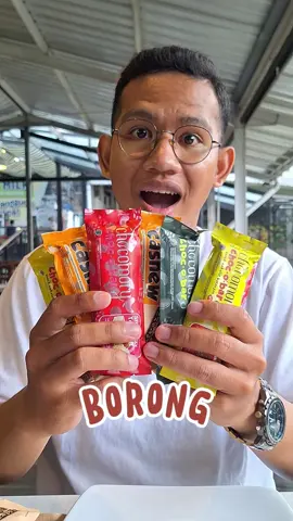 REVIEW COKELAT VIRAL!✨ Siapa sih yang nggak tau Chocobar dari @chocomory? Cokelat premium yang satu ini ahlinya bikin ketagihan🤤 Gimana nggak ketagihan kalau rasanya rich, dengan tekstur lembut coklat dan banyak varian rasa yang pastinya nggak ngebosenin! Yuk buruan diborong sebelum kehabisan! 🤩 . . #dairyland #dairylandonthevalley #cimorydairyland #chocomory #chocobar #viral #trending #oleholeh #fyp #review