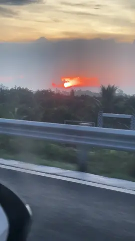 Thích cảm giác buổi sáng lái xe đón bình minh và ly cafe😘😘😘😘
