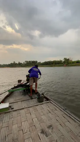Pengalaman pertamaku naik perahu disambut senja 🤍 #bengawansolo #senja #senjaindah 