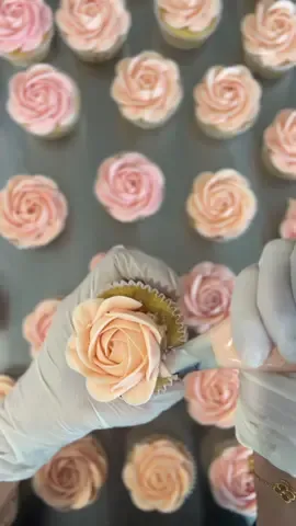 Forever my favourite flower to pipe 😍 who wants more piping content? 