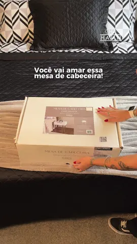 Cuidado: você vai querer uma dessas 😂💙 Essa mesa de cabeceira #TemNaHavan e já vem com gaveta montada, fixada e com quatro pés em madeira de fácil instalação! Além disso, você ainda pode escolher entre as opções branca ou preta para deixar seu quarto ainda mais belo! Garanta já a sua por apenas R$ 249,99! #TemNaHavan #Havan #HavanOficial 