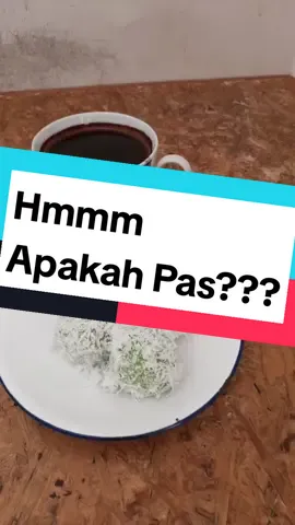 hmmm apakah ini perpaduan yang hebat? bisa menyatu dengan hebat? hmmm. hmmm kopi dan klepon yang terpisah bukan kopi diblend klepon. hmmm #CemilanSeru #JajananTradisional #KleponCake #Klepon #Kopi #KopiLiongBulan #KopiTubruk 