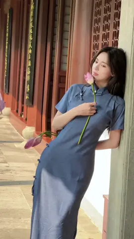 正是江南好风景 落花时节又逢君 #抖音城市生活节 #国风烟雨赋#西湖第一朵荷花许愿太灵了 