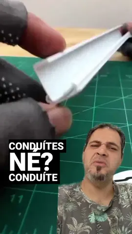 Aprenda a criar uma gaveta prática e funcional para sua mesa utilizando uma canaleta e um recipiente de plástico! 🛠️✨ Neste vídeo, mostramos passo a passo como transformar itens simples e acessíveis em uma gaveta deslizante, ideal para organizar seus materiais de escritório, ferramentas ou qualquer outra coisa que você precise guardar.  Com técnicas fáceis de seguir e materiais baratos, esta dica engenhosa é perfeita para quem busca soluções criativas para o dia a dia. 🌟🗄️ Pontos Positivos: Facilidade: Método simples e rápido, perfeito para qualquer pessoa, mesmo sem experiência em DIY. 🕒 Economia: Utilize materiais baratos e fáceis de encontrar, economizando dinheiro. 💸 Organização: Adicione espaço de armazenamento extra à sua mesa, ajudando a manter tudo no lugar. 📚 Versatilidade: A gaveta pode ser usada para diversos fins, desde organizar materiais de escritório até ferramentas pequenas. 🔄 Sustentabilidade: Reutilize itens que você já tem em casa, contribuindo para a redução de resíduos. 🌍 Personalização: Customize a gaveta de acordo com suas necessidades e preferências de estilo. 🎨 #DIYGaveta #OrganizaçãoCriativa #GavetaParaMesa #SoluçõesDIY #FaçaVocêMesmo #EconomiaDoméstica #ReutilizaçãoCriativa #ReciclagemDIY #OrganizaçãoDeEscritório #HabilidadesDeBricolagem #ProjetosDIY #OrganizaçãoEfetiva #EconomizeComDIY #FerramentasDeEscritório #EspaçoExtra #DicasDeOrganização #ProjetosCaseiros #ArmazenamentoInteligente #MóveisDIY #CustomizaçãoDeMóveis Acesse o link na bio @cazzatuashop  @zeudaadica 