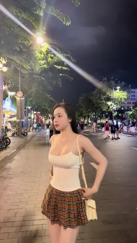 Em nhất định phải đi , đi tới nơi có ánh đèn sáng rực 🖤 #girlxinhxinhofficial #fyp #fypシ゚viral #xuhuong #hellovietnam #xhtiktok2024 #xh #trendsound #girlsbelike 
