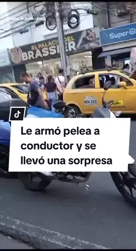 La particular situación ocurrió en Cúcuta, donde un motociclista le buscó pelea al enorme conductor de un carro pequeño. 🚗🛵🤷‍♂️ El sujeto de la moto golpeó el capó del carro en repetidas ocasiones. Cuando el conductor y su copiloto se bajaron, el motociclista notó su gran estatura y quiso correr. Sin embargo, estos lo alcanzaron, lo cargaron, lo sentaron en su moto y le pusieron el casco por la fuerza.  Aunque algunos consideran que fue una situación actuada, otros creen que es verídica y que además deja una gran enseñanza. Video: X .noticucuta Moraleja de la historia…  👇 . #parati #foryoupage #Viral #Cucuta #videosvirales 