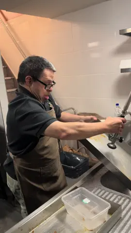 🌟Dag van Mogelijkheden🌟 👨‍🍳 Vandaag hebben we iets bijzonders meegemaakt in Tilburg! Samen met Mohammed van Kipperij hebben we ons ‘Team Onbeperkt’ de kans gegeven om hun talenten te laten schitteren in zijn prachtige zaak. 🏢 📦 Van uitpakken tot afwegen, van bakken tot bestellen, van sorteren tot schoonmaken en zelfs bezorgen - onze teamleden hebben het allemaal gedaan! Dit was niet alleen een kans om hun vaardigheden te tonen, maar ook om iedereen te laten zien dat mensen met een uitdaging/beperking een waardevolle bijdrage kunnen leveren aan onze maatschappij. 🎥 Hier is een kleine compilatie van ons avontuur. We willen Mohammed bedanken voor zijn ongelooflijke gastvrijheid en voor een dag die ons zoveel heeft geleerd.  🤝 Bent u een bedrijf/organisitatie dat openstaat voor inclusiviteit en positieve verandering? Wilt u samen met ons ontdekken wat we voor elkaar en voor deze bijzondere doelgroep kunnen betekenen? Neem dan contact met ons op! 💌 DIT IS GEEN SAMENWERKING MET KIPPERIJ!! DIT IS DOOR MIJ PERSOONLIJK GEORGANISEERD!! #Inclusiviteit #Teamwork #SamenSterk #fyp #foryou #respect #like #share #explore #talent #disability #team #happy #follow #chicken #store #tiktok #fy 