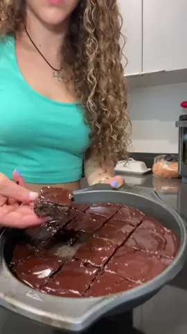 This is actually the fudgiest brownie i have ever had and its made of sweet potatoes???? I love it sm🍠🍠🍠               - 1 cup mashed sweet potato - 1/2 cup maple syrup - 1 tbsp avo oil - 1/4 cup almond butter - 1 egg OR 1/4 cup apple sauce  - 1/3 cup cocoa powder - 1/3 cup oat flour - 1 tsp baking powder - pinch salt - dark choc chips  - Top w ganache (milk and dark choc) - Bake 20-25 mins at 350° (best ab 22 mins) #brownies #baking #healthydessert 