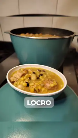 LOCRO 🍲 Receta infaltable en este invierno y en este finde patrio 🩵🤍🩵 Súper cremoso y con un sabor espectacular 😋 Lo preparé en la pucherita, la cacerola de 8.8 litros y rinde 12 porciones! Ingredientes: 🍲 1/2 kg de cebolla 🍲 1.5 kg de carne 🍲 4 chorizos 🍲 3/4 kg de maíz 🍲 2 litros de caldo 🍲 2 calabazas medianas 🍲 3/4 kg de porotos 🍲 1/4 kg de cebolla de verdeo 🍲 Condimentos a gusto Te invito a hacerle frente al frío con este riquísimo plato. ¿Con quién lo vas a compartir?#locro #locroargentino #locropatrio #locroessen #locroalaessen #pucherita #pucheritaessen #pucherona #pucheronaessen #cacerola8litros #cacerola12 #cacerola33cm 
