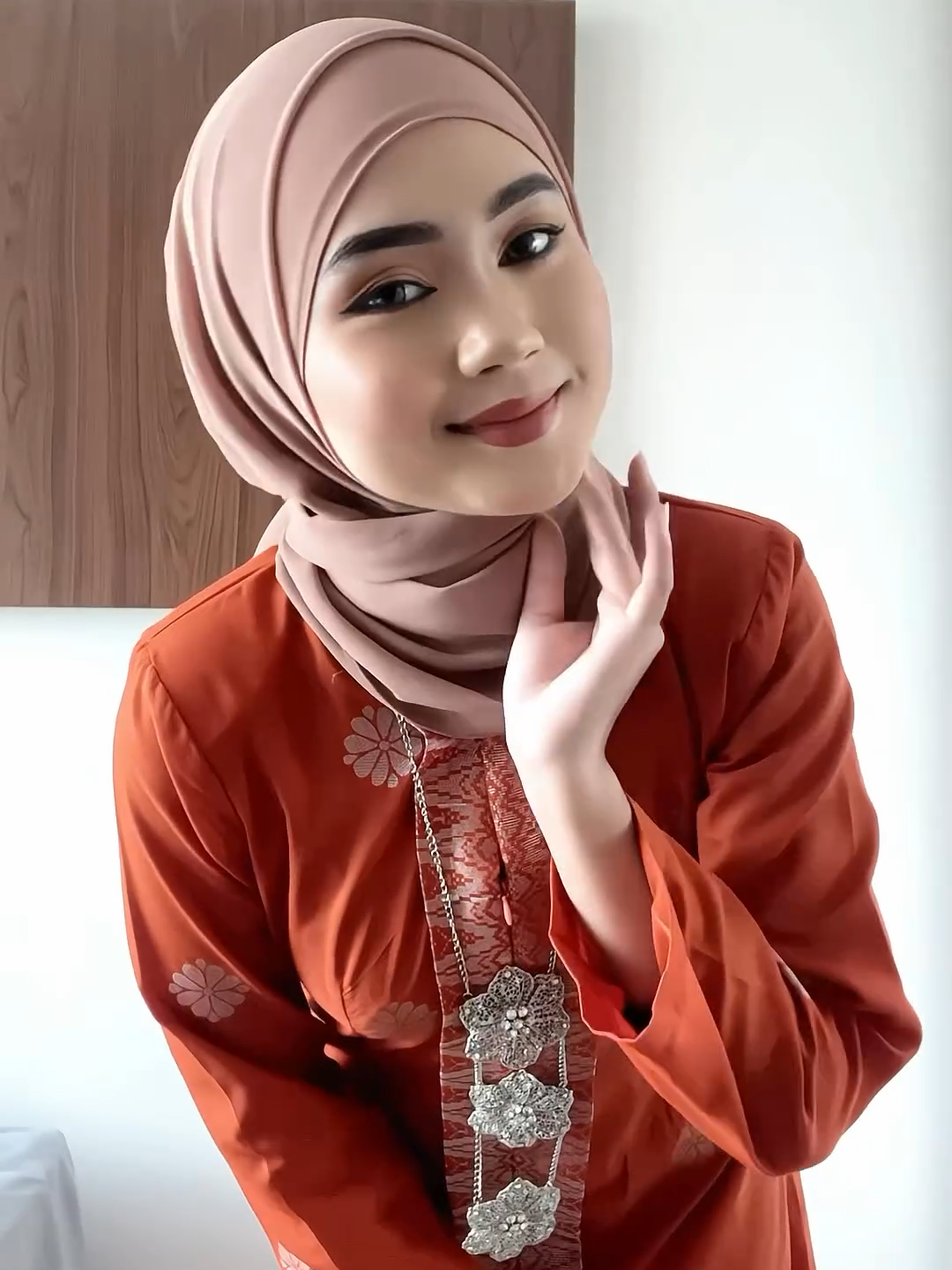 GRWM Kurung Anggun (kebaya). ✨🧡 Kurung Anggun (Kebaya) ada 17 warna pilihan yg korang boleh pilih. Songket tenunan Asli, Design yang menarik dan selesa dipakai tak kira Event Raya, Office wear atau pun attend Wedding 😍 Jangan lupa mention kawan-kawan atau kenalan yang nak mencari baju Ready to wear okay! ❤️ #songketdunia #sampininstant #sampinsedondon #bajumelayuraya #kurungsongket #fyp #fypシ゚ #viral #kurungsongket