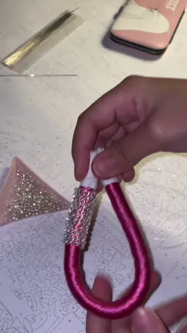 علموني اذا استفدتوا من الشرح👍🏼✨ #ميدالية_مفاتيح #تعليقة_جوال #ميدالية_مفتاح #ميداليه_مفاتيح #تعليقه_جوال #تتوريال #شرح #فيديو_تعليمي #خرز #الهلال #الرياض #اكسبلور #السعودية #اكسبلورexplore #مالي_خلق_احط_هاشتاقات #توزيعات #عيديات #هدايا #تنفيذ_حسب_الطلب #لايك 