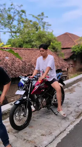 kaosan katok an kolor numpak cb150ss 😁#cb150rsoloraya #cb150rindonesia #dohcgank #4u #pragos #cb150ss #cb150ss_style 