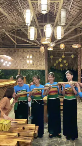 Nọong cân tay chào pí nọong. “Em người con gái Thái chào mọi người” #thuỳtrang #puluongthanhhoa #vănnghệ #pùluông #NhómmúaSắcTháiPùLuông