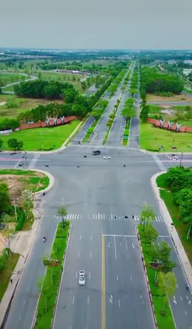 Bình Dương có tốc độ phát triển hạ tầng giao thông cực nhanh. Tại đây có rất nhiều con đường rộng đến 8 - 12 làn xe. Hệ thống giao thông hiện đại này giúp kết nối hiệu quả các khu công nghiệp trong tỉnh cũng như kết nối liên vùng thông suốt. #binhduong #richlandresidence #hatangbinhduong #kimoanhgroup #kimoanhbencat #centralboat #kimoanh 