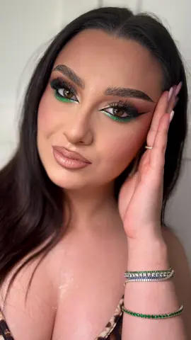 Clienta “Vreau un make up cu verde” Siiii asta a iesit🥹  #fypシ #arabic #arabicmakeup #makeup #greenmakeup #makeupartist #look #fyp #f #fypシ #trand #foryou 