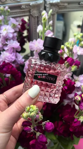 The most gorgeous summer scent ~ Valentino born in Roma Donna🌺 with notes of Jasmine and Vanilla, this is just the most gorgeous scent✨ **gifted** @Valentino.Beauty @Community X SEEN #fragrance #borninroma #summerfragrance #perfume #perfumeforwomen #perfumetok 