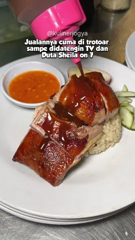 Sampe didatengin TV dan Mas Duta So7 loh! Nasi hainan street foot pertama di Jogja yg HALAL yaa gaiss! Rasanya enak, rempahnya berasa! Menunya ada bebek, ayam, pangsit chili oil/rebus, dan banyak lagi.. 👏🏻 Yuuk langsung gasin cobain! __ 🏡 MEI WEI NASI HAINAN (@meiwei.nasihainan) 📍 Jl. Ring Road Utara No.9, Sanggrahan, Condongcatur, Kec. Depok, Kabupaten Sleman, Daerah Istimewa Yogyakarta ⏰ Buka: 19.00-habis __ #kulinerjogya #kulinerjogja #meiweinasihainan #nasihainan 
