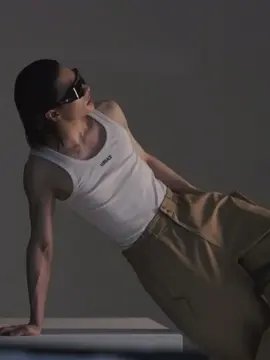 👀💨 #hyune #hyunjin #skz #model #pose #wkorea #versace #behindthescenes 