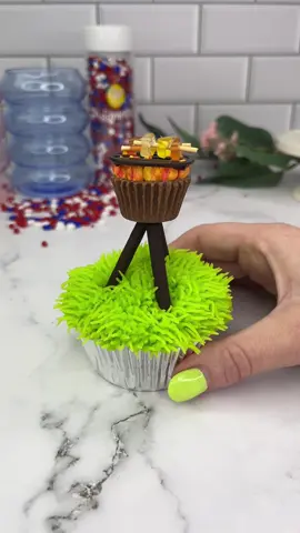 Mini BBQ cupcakes ☀️🩷 These are so cute and really easy to make 🤗 I used green buttercream and tip 233 for the grass. The grill is made with pocky sticks and a Reese’s cup. When you position the sticks, add a small amount of chocolate to hold the peanut butter cup in place. I piped my grill using candy melts. The kebabs are chopped up haribo on cocktail stick.  Enjoy ☺️👋🏼 #cupcake #cakedecorating #bbq #minifood #cutefood #cakedbyrach #cupcakedesign #memorialday 