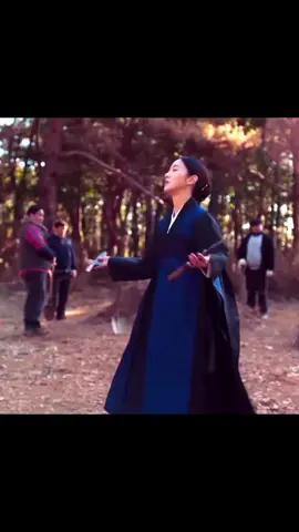 Exhuma shaman scene 😵🖤 #exhumakmovie #leedohyun #kimgoeun #exhuma #파묘 #exhumandit #kimgoeunedit #leedohyunedit #fyp #viral #xbayza #koreammovie #bonggil #horror #shaman 