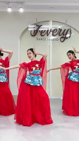 Bộ yếm rực rỡ này mặc múa bài gì cũng nổi bật hết cỡ ❤️ @Fevery - Trang Phục Biểu Diễn #vudoanfevery #biendaohonganh #fevery #trangphucbieudienfevery 