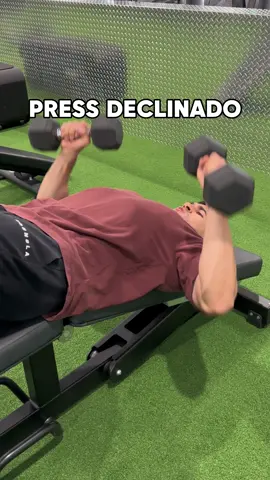 PRESS DECLINADO  El press declinado no es efectivo para eliminar la ginecomastia, que es el exceso de grasa en el área del pectoral en hombres. La ginecomastia es principalmente una condición hormonal o de exceso de tejido graso que no se resuelve con ejercicios específicos. La reducción de grasa en áreas localizadas del cuerpo, como el pecho, no se puede lograr únicamente con ejercicios focalizados. Para tratar la ginecomastia, es más efectivo un enfoque integral que incluya una dieta adecuada y ejercicio general para reducir la grasa corporal total. Además, el press declinado no es el mejor ejercicio para desarrollar el pectoral. Aunque trabaja los músculos pectorales, su enfoque principal es en la parte inferior del pecho. Para un desarrollo más completo y equilibrado del pectoral, el press inclinado es superior. El press inclinado pone más énfasis en la parte superior del pecho, una zona que a menudo necesita más trabajo para lograr un aspecto pleno y bien desarrollado. Al activar más fibras musculares en la parte superior del pectoral, el press inclinado contribuye mejor a un desarrollo estético y funcional del músculo. Si quieres que te ayude a llevar tu proceso, ingresa a mi sitio web juanwagner.com 