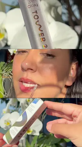 @Tower 28 Beauty x @the OUAI collab. Shine On Lip Jelly Gloss in Chillin in St Barts ☀️🥥🌴🧴 {ENG} This limited edition lip gloss collab has the same beautiful lip gloss formula by @tower28beauty with the signature St Barts fragrance of @theouai  This formula is incredibly comfortable, high shine and nourishing. The fragrance is so delicious, it smells like  like coconut, sea water and overall like the most beautiful Tropical vacation. {ESP} Este lip gloss de edición limitada es la colaboración de Tower 28 con Ouai, y tiene la misma fórmula de glosses de Tower 28 con el aroma distintivo de la fragancia de los productos St Barts de Ouai.  La fórmula es increíblemente cómoda, con mucho brillo e hidratante. La fragancia es deliciosa, huele a coco, a mar y más que nada a una rica vacación tropical.  #tower28 #theouai #theouaistbarts #ouaistbarts #tower28lipjelly #tower28ouai #tower28xouai #makeupreview #lipgloss