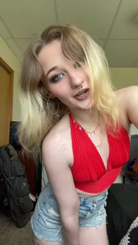 I love red❤️  #fyp #WomenOfTikTok #fypシ゚viral🖤tiktok #fypシ゚viral #confidence #baddie #blueeyes #crookedsmile #theweekend 