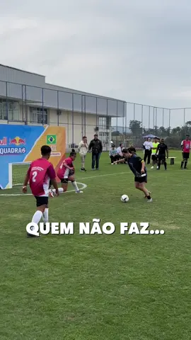 O contra-ataque pode ser duro às vezes 😜 #redbull #tedáaaasas #redbullquatroemquadra #quatroemquadra #futebol #futebolmuleke 