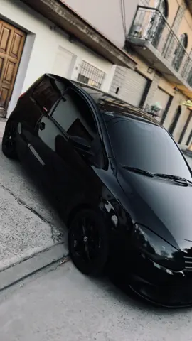 Asi o más turro? #humor #vwfox #vwfoxclub #foxargentina #vag #parati #autosbajitos #fullblack #rosandoelpiso #blackstyle #carteralpiso #adrogue 