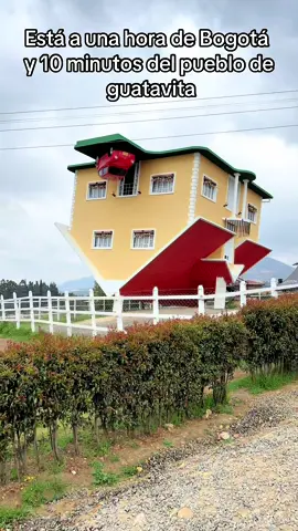 Lo que necesitas saber de la casa alrevez en bogota #casaalrevez #guatavita #bogotacolombia #colombia🇨🇴 #casalocaguatavita #casaalrevezguatavitacolombia #quevisitarencolombia #quevisitarenbogota #lugaresenbogota #guatavitabogota #quehacerenbogota 