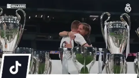 🚨🚨🚨🚨📽️ | ‏الرقصة الأخيرة .. مودريتش يودع رفيق دربه كروس بعناق حار. ‏إنها تمطر يا مدريديستا .. 🥹 ‏😰😰😰😰😰😰😰😰 ‏💔💔💔💔💔💔💔💔💔 #pourtoi #realmadrid #ريال_مدريد #توني_كروس #tonykroos #لوكا_مودريتش #lucamodric #اكسبلورexplore #championsleague #laliga 