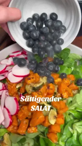 Salat der dich satt macht 🥗🧎🏻‍♀️ ✅ Speichern dir das Reel gerne für später! Heute gibt es wieder ein veganes Rezept, aus meiner liebsten Kategorie “Salate die satt machen”. Der Schlüssel zu einer glücklichen Beziehung zwischen uns und Salat liegt in einen guten Verhältnis zwischen Kohlenhydraten, Protein und Fett.  Darum heut: Feldsalat mit Linsen, Süßkartoffel und Zucchini  Leider bestehen klassische Salate oft aus viel Blattgemüse, was erstmal nichts Schlechtes ist, aber recht wenig sättigende Masse ist, gepaart mit einem ordentlich öligen Dressing… also Fett und ein paar Kohlenhydrate. Ist zwar lecker, aber hält nicht lange satt.  Darum immer eine Proteinquelle dazu und wenn es geht auch etwas mehr Gemüse, welches eine höhere Kaloriendichte hat als ein Blattsalat. Es trug sich jüngst zu, dass ich eine Packung Feldsalat vor der Zersetzung rettete - so fiel die Wahl des Blattgemüses heute leicht. Zusätzlich garen wir uns ein paar  Süßkartoffeln und Zucchini im Ofen. Für eine Extraportion Eisen, wandern gegarte braune Linsen in unsere Salatschüssel. Übrigens sind Braune Linsen die Spitzenreiter unter den hülsenfrüchtigen Eisenlieferant*innen. Damit unser Körper das Eisen auch gut aufnehmen kann, kullern noch ein paar Blaubeeren dazu, das ist nicht nur lecker, sondern liefert auch nochmal ordentlich Vitamin C, was für die aufnahme von Eisen unerlässlich ist. 📜 ZUTATEN In den Ofen: * 1 Süßkartoffel (330 g) * 1 Zucchini (200 g) * 3 EL Olivenöl In die Salatschüssel: * 2 Hände Feldsalat * 4-5 Radieschen  * 3 Zweige Petersilie * 3 Zweige Dill * 120 g Blaubeeren * 100 g veganen Feta * 1 Dose braune Linsen (260 g) Das Dressing: * 3 EL Olivenöl * 3 EL Balsamico * 1 EL Senf * Salz & Pfeffer 👩🏻‍🍳 ZUBEREITUNG: 🖨️ Auf meinem Blog findest du das ganze Rezept, dort  kannst du es in Ruhe lesen oder ausdrucken. Alternativ kannst du auch “Feldsalat Vegan Mom” in die Suchmaschine deines Vertrauens eingeben. #veganerezepte #salatrezept #vegandeutschland #lentilsalad #linsensalat 