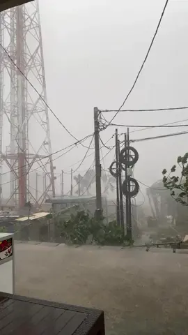Hujan disertai angin sore tadi di Sawangan mengakibatkan tenda dan kursi pedagang di depan Pasar Rakyat Sawangan bertebaran karena disapu angin kencang. #infodepok 