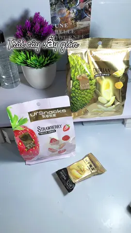 Ăn trái cây sấy kiểu này cuốn thực sự #traicaysay #hangdumuc #dâutaysaygion #sauriengsaylanh #dautaysaygion #mukbang #tráicaysaykho #ănngon #ăncungtiktok #viral #fyp #xuhuong #ursnacks #dâutây #sầuriêng 