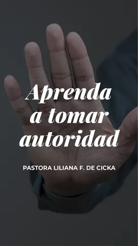 ¿Sabías que cada uno de nosotros tiene una autoridad otorgada por Dios para enfrentar desafíos y ataques espirituales? Sin embargo, esta autoridad solo es efectiva si vivimos en obediencia y comunión constante con Dios. Como dice 1 Pedro 5:8, debemos 'ser sobrios y velar', porque el adversario, el diablo, anda alrededor buscando a quién devorar. No basta con conocer nuestro poder en Cristo; debemos vivir de manera que honremos esa autoridad. Esto significa evitar situaciones y decisiones que sabemos que ofenden a Dios o que nos debilitan espiritualmente. La tentación puede ser fuerte, pero nuestra determinación de vivir en santidad debe ser aún más fuerte. 🛡️ Cuando el enemigo ataque, tu capacidad para reprenderlo y resistirlo dependerá de la pureza de tu vida y la profundidad de tu relación con Dios. No puedes reprender al que te ataca si has compartido espacio con sus influencias. Te animo a reflexionar sobre esto: ¿Estás viviendo de una manera que fortalece tu autoridad espiritual o la estás debilitando #Dios #Iglesia #Pastora #demonios #cristianos #satanas 